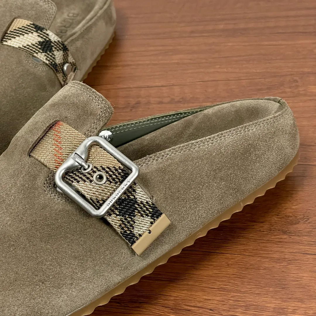 Men's Men's Shoes 💰340【New Style】🐝🐝Burberry New Burberry - Men's Checked Leather Urchin Half-Flop Sandal Made of soft suede cowhide and calfskin, these half-flop sandals feature an adjustable B-shaped buckle strap and are decorated with the signature sand-colored Burberry check in jacquard worsted. The upper wraps around the midsole and is paired with a sole made of the same upper material with an embossed logo on the heel and a wavy rubber outsole embellished with the Burberry lettering. Fashionable and casual! Comes with full set of original packaging dust bag! Code number: 39-40-41-42-43-44 standard code (38/45 can be customized and returns and exchanges are not supported)